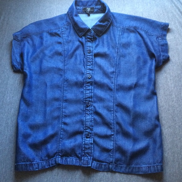 Dressy Style Denim Button-up Cropped Blouse - Picture 2 of 4