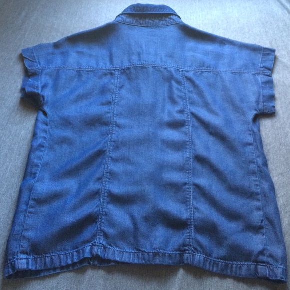 Dressy Style Denim Button-up Cropped Blouse - Picture 3 of 4