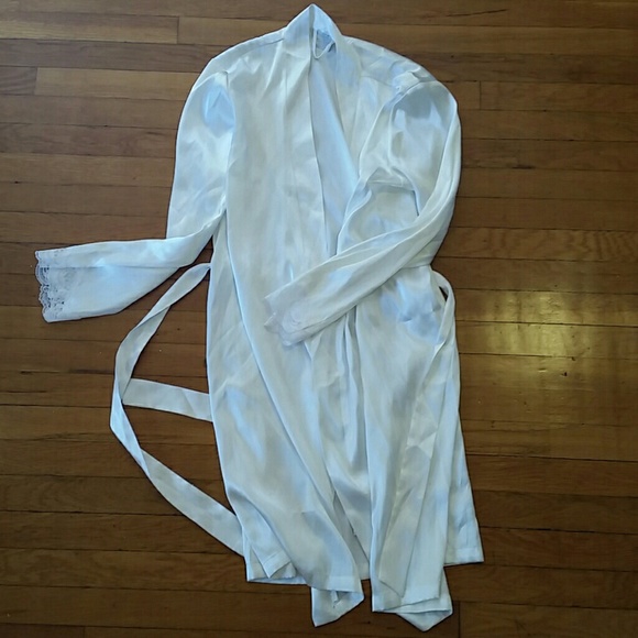 Satiny robe with lace trim - Picture 1 of 4