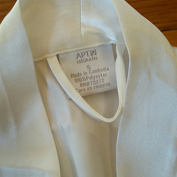 Satiny robe with lace trim - Picture 2 of 4