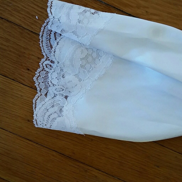 Satiny robe with lace trim - Picture 4 of 4