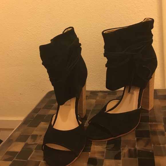 Kristin Cavallari black suede open bootie. Leigh 8