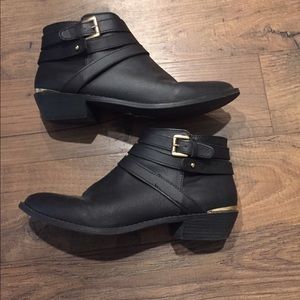 Forever 21 black ankle booties 🍂🍃🍁