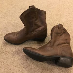 Short cowboy boots (slightly worn)