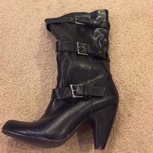 Black heeled boot
