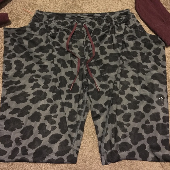 Lululemon jet crop