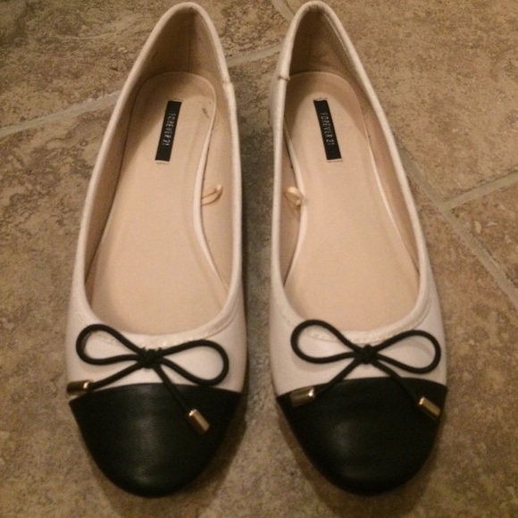 Formal creme and black flats with black bows. - Picture 1 of 4