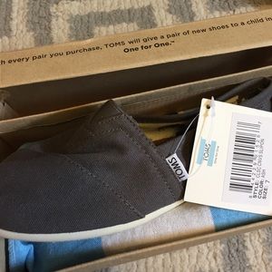 TOMS classic canvas slip on NEW
