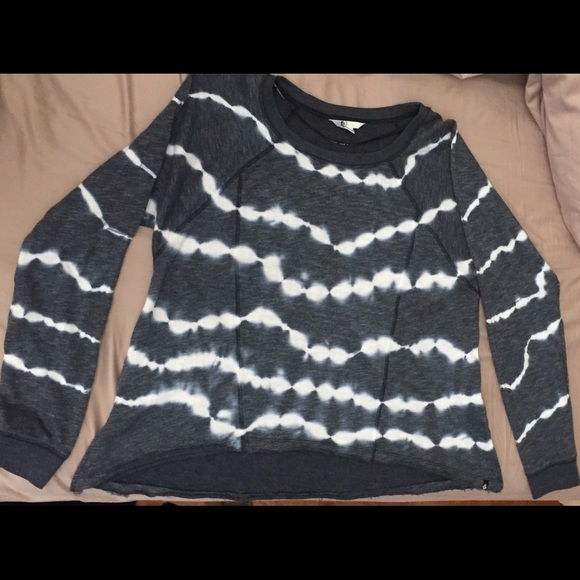 Grey and white long sleeve volcom shirt