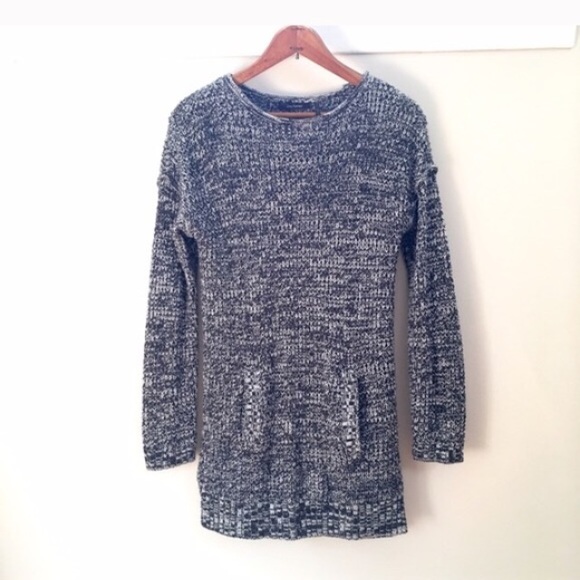 Daisy Fuentes Sweaters - Long kangaroo-pocket sweater EUC