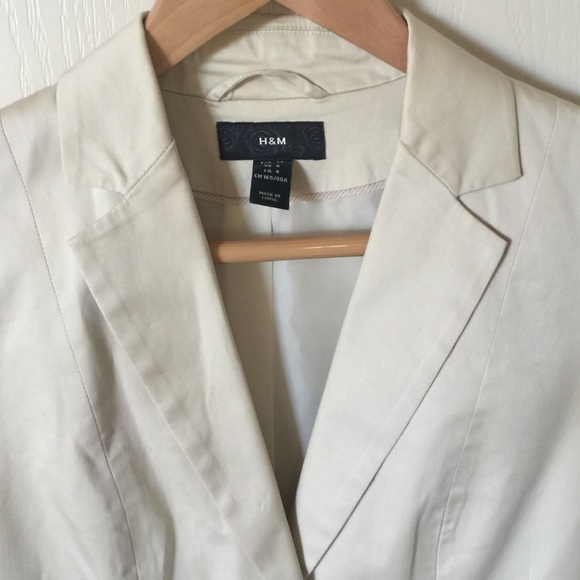 Classy cream color H&M blazer. Size 4 - Picture 2 of 4