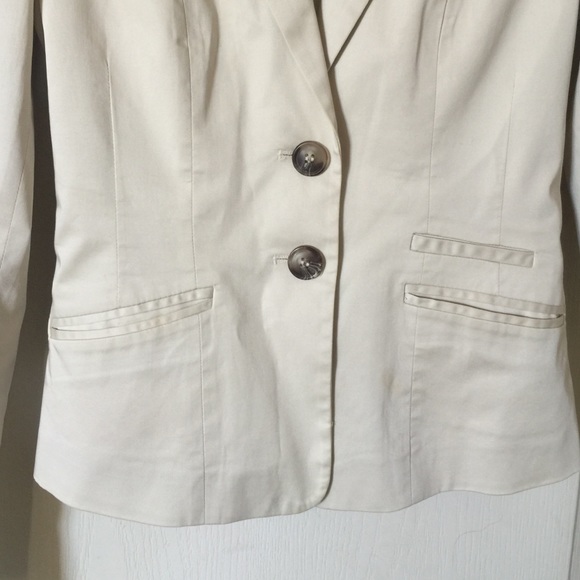 Classy cream color H&M blazer. Size 4 - Picture 3 of 4
