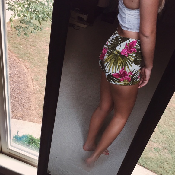 [SOLD] Brandy Palm Tree Shorts - Picture 4 of 4