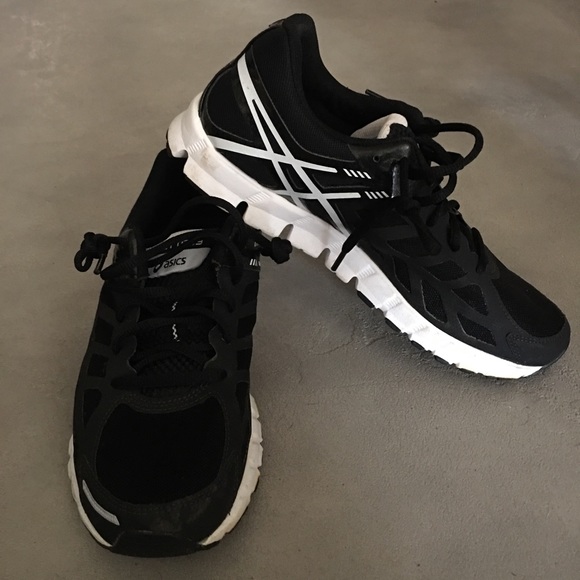 Awesome basic black sneakers