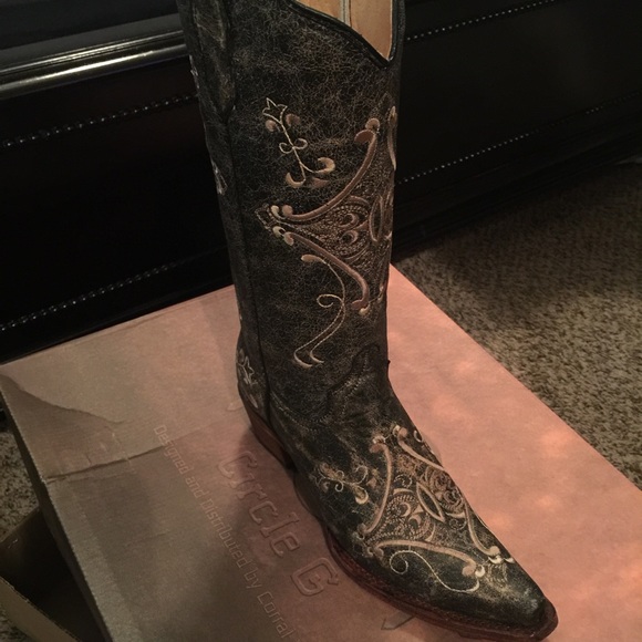 Brand new in box. Corral circle g boots.