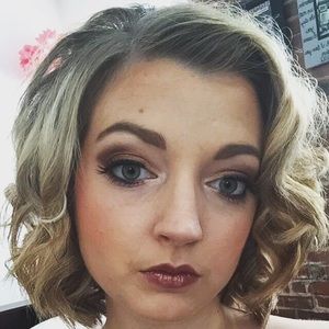 Meet your Posher, Caitlin