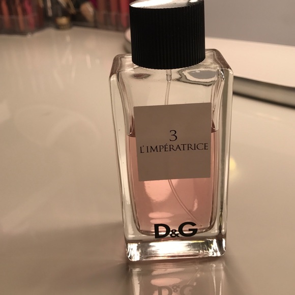 D&G #3 perfume smells like wine sooo good