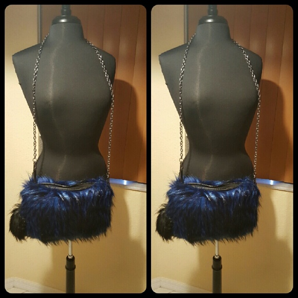 .  WOMEN HANDBAG BLUE FAUX FUR  WITH POM POM FUR - Picture 2 of 5