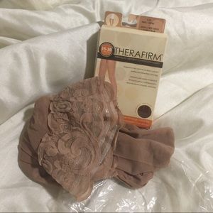 Gradient compression thigh-high stockings