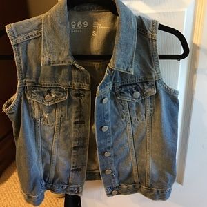 Gap jean vest size small.