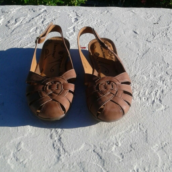 Bare Traps ivory sandals