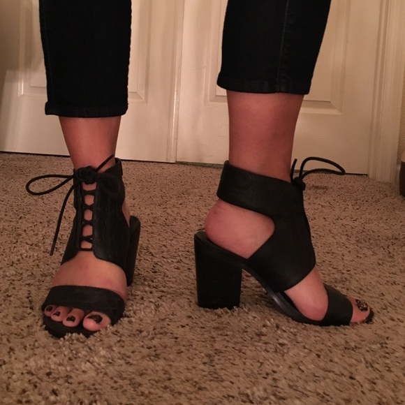 Steve Madden Nanno Sandals