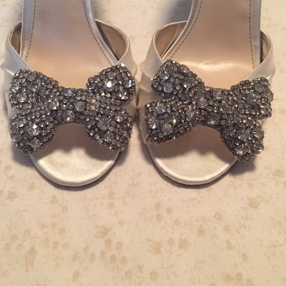 Gorgeous white satin pumps - Picture 2 of 4