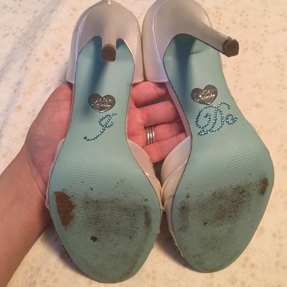 Gorgeous white satin pumps - Picture 3 of 4