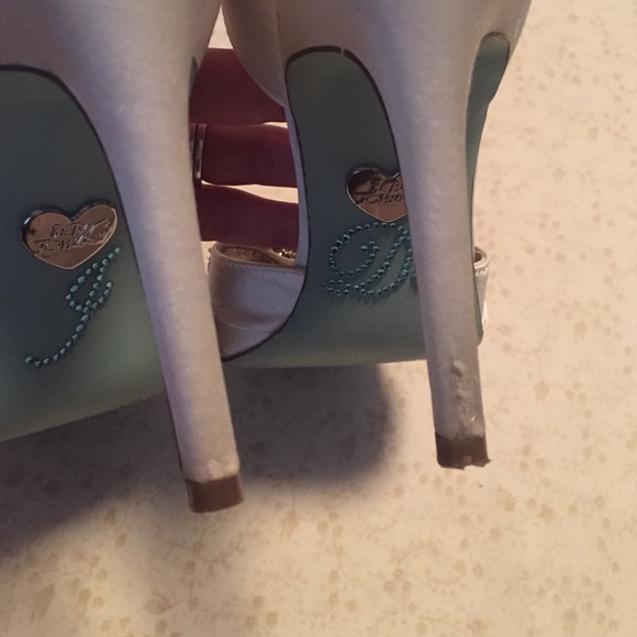 Gorgeous white satin pumps - Picture 4 of 4