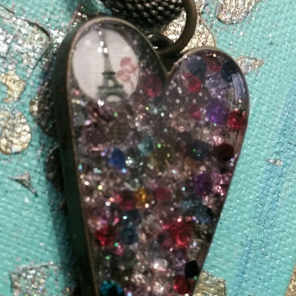 Heart shaped resin pendant with Swarovski crystals - Picture 3 of 4