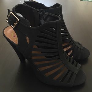 Black wedges