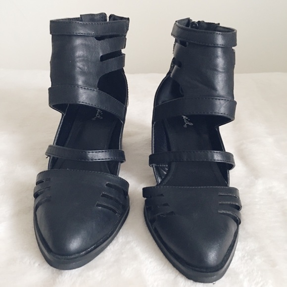 POINTED TOE CUT OUT BOOTIES