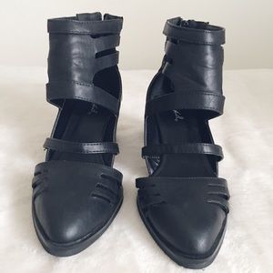 POINTED TOE CUT OUT BOOTIES