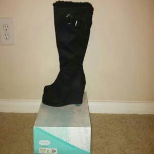 Maurices black suede boots