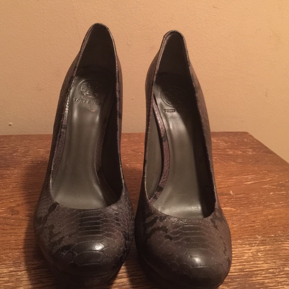 Grey Tory Burch snake print pumps - Picture 2 of 4