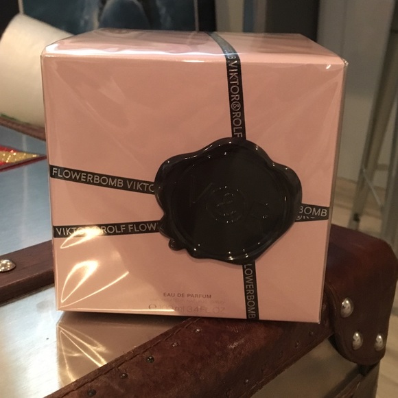 NWT 3.4 oz viktor and Rolf flower bomb