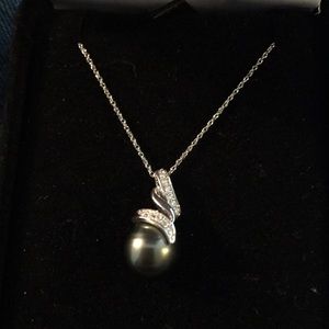 Pearl Necklace w/ diamonds. White Gold.