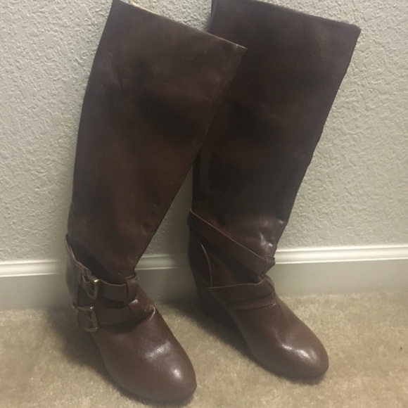 Brown wedge boots. Good condition.