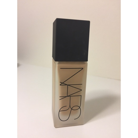 NARS LUMINOUS WEIGHTLESS FOUNDATION