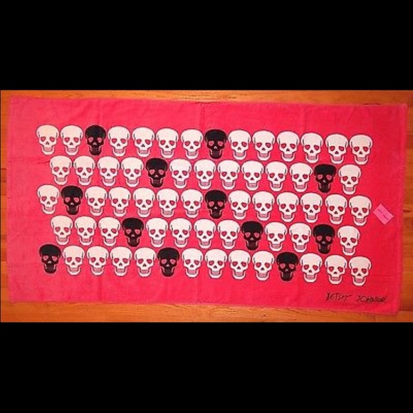 Betsey Johnson Skull Beach/Bath Towel - Picture 2 of 3