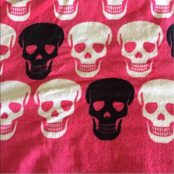 Betsey Johnson Skull Beach/Bath Towel - Picture 3 of 3