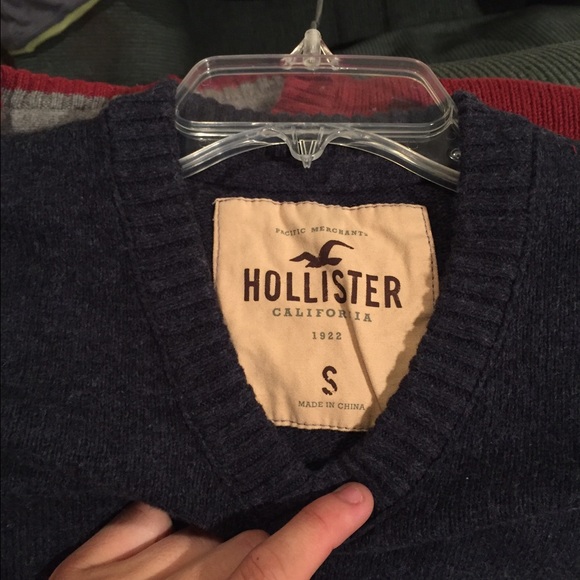 Men's Small Hollister V-Neck Sweater - Picture 3 of 3
