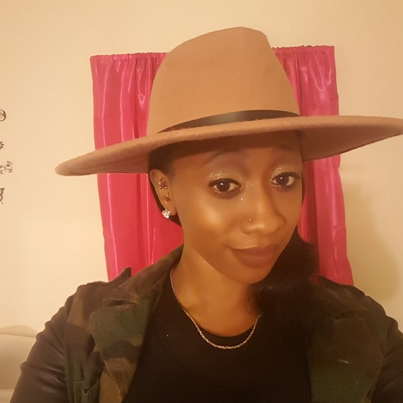 Meet your Posher, Latoria - Picture 1 of 1