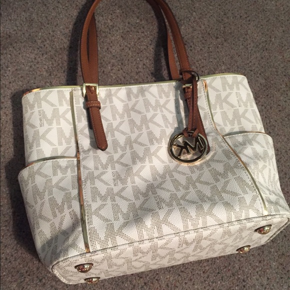 MK purse - Picture 1 of 4