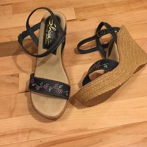 Sbicca blue flowered wedge sandals 10