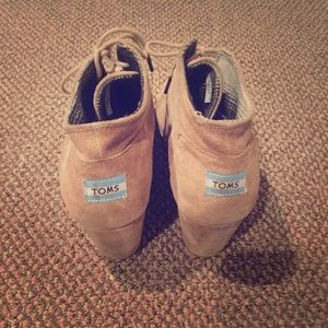 Toms size 10 nude colored wedges