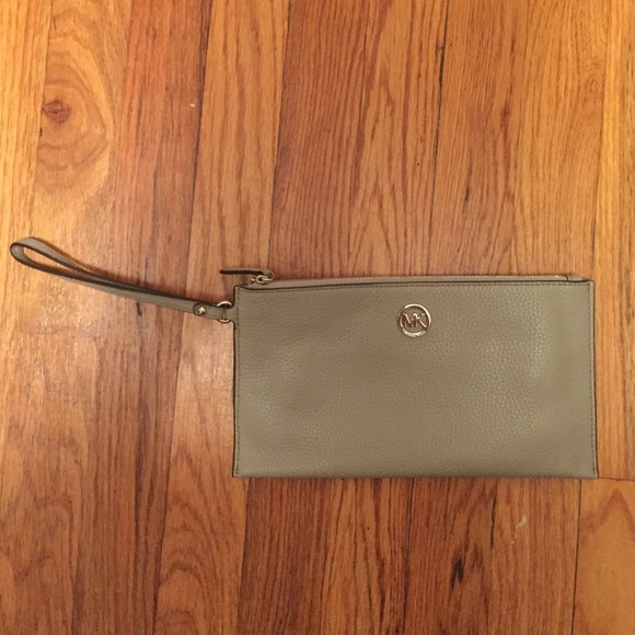 Michael Kors Handbags - Michael Kors Wristlet