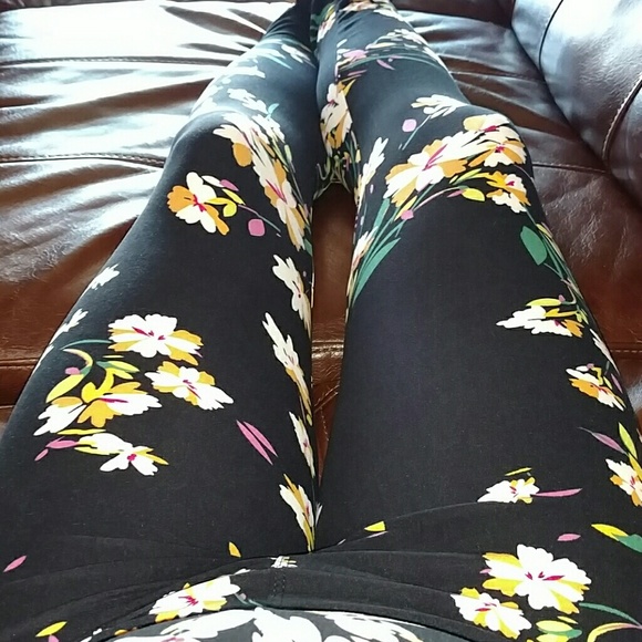 SOFT * Black Floral Leggings - Picture 2 of 3