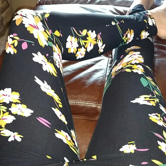 SOFT * Black Floral Leggings - Picture 3 of 3