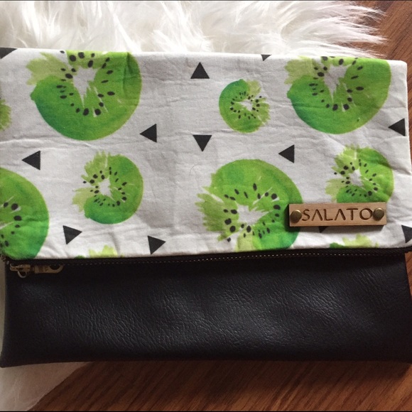 📦📬SOLD🎉 Salato kiwi print fold over clutch